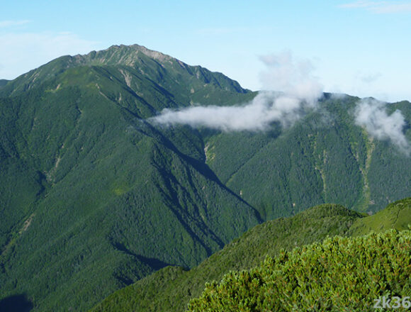 甲斐駒ヶ岳から見た仙丈ケ岳